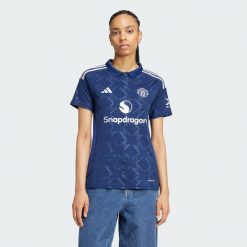 Koszulka Manchester United 24/25 Away. Niebieskie bluzki damskie Adidas, l, bez wzorów, z materiału, sportowe, bez kołnierzyka, bez ramiączek. W wyprzedaży za 314.30 zł.