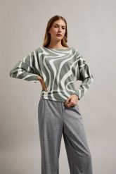 Bluza z geometrycznym wzorem i długimi rękawami oliwkowa. Zielone bluzy damskie MOODO, l, bez wzorów, z elastanu, bez kaptura. W wyprzedaży za 54.98 zł.