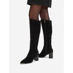 Kozaki MEXX. Czarne kozaki damskie Mexx, bez obcasa, na słupku, bez zapięcia. Za 629.99 zł.