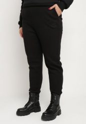 Czarne Spodnie Dresowe z Bawełną z Kieszeniami i Gumką w Talii Ocieplane Futerkiem Poleeti. Czarne spodnie dresowe damskie Born2be, plus size, z aplikacjami, z bawełny. Za 49.99 zł.