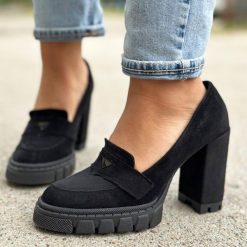 Czarne zamszowe Polskie mokasyny damskie na słupku, loafersy Deoni D21. Czarne mokasyny damskie Deoni, z zamszu, bez obcasa. Za 279.00 zł.