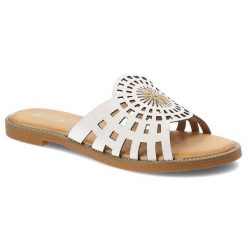 Białe Klapki Filippo Modne Buty Damskie. Białe klapki damskie Filippo, z aplikacjami, ze skóry ekologicznej, bez obcasa, bez zapięcia. Za 129.00 zł.