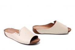 ARTIKER RELAKS 58C3224 beżowy, klapki damskie. Brązowe klapki damskie Artiker Relaks, bez wzorów, ze skóry, bez obcasa, na koturnie, bez zapięcia. Za 184.90 zł.