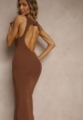 Brązowa Prążkowana Sukienka z Wiskozą o Dopasowanym Kroju z Odkrytymi Plecami Saranire. Brązowe sukienki damskie Renee, bez wzorów, z jeansu, eleganckie, bez ramiączek. W wyprzedaży za 39.99 zł.