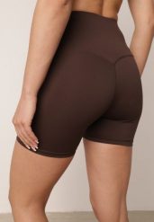 Brązowe Szorty Kolarki z Wysokim Stanem i Przeszyciem w Talii Daemtora. Brązowe spodenki sportowe damskie Born2be, l, bez wzorów, z podwyższonym stanem, na fitness i siłownię. Za 49.99 zł.