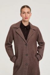 Płaszcz zapinany na guziki brązowy. Brązowe płaszcze damskie MOODO, l, bez wzorów, z poliamidu, bez kaptura. Za 219.99 zł.
