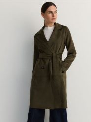 Płaszcz z imitacji zamszu - oliwkowy. Zielone płaszcze damskie Reserved, l, bez wzorów, z tkaniny, bez kaptura. W wyprzedaży za 89.99 zł.