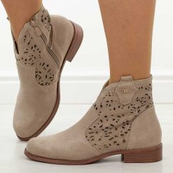 C.Beżowe tp skórzane ażurowe botki damskie T.Sokolski w26-50. Brązowe botki damskie Sokolski, na jesień, z jeansu, biznesowe, z okrągłym noskiem, bez obcasa, na obcasie, bez zapięcia. W wyprzedaży za 251.10 zł.