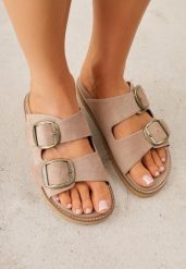 Ciemnobeżowe Klapki VICES z Dwoma Paskami i Metalicznymi Klamrami Kaliniassi. Brązowe klapki damskie Born2be, z aplikacjami, z materiału, z otwartym noskiem, bez obcasa, na płaskiej podeszwie, bez zapięcia. Za 99.99 zł.