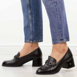 Czarne skórzane mokasyny damskie na obcasie Vinceza 18116. Czarne mokasyny damskie VINCEZA, na jesień, ze skóry, z okrągłym noskiem, bez obcasa. Za 229.00 zł.