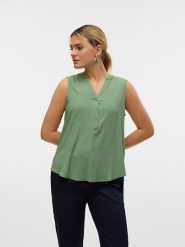 Vero Moda Bluzka w kolorze zielonym rozmiar: XS. Zielone bluzki damskie Vero Moda, s, bez wzorów, z wiskozy, klasyczne, bez kołnierzyka, bez ramiączek. Za 43.88 zł.