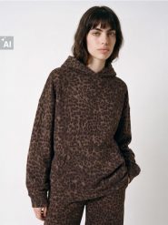 Dresowa bluza hoodie z kieszenią w panterkę - wielobarwny. Bluzy damskie Sinsay, l, bez wzorów, z dresówki, bez kaptura. Za 59.99 zł.