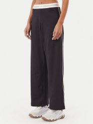Guess Spodnie dresowe V6BB12 K6333 Czarny Regular Fit. Czarne spodnie dresowe damskie Guess, xs, z aplikacjami, z dresówki. Za 294.99 zł.
