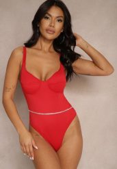 Czerwone Body z Usztywnionymi Miseczkami Dodatkowo Łańcuszek z Cyrkonii Valedi. Czerwone body i gorsety Renee, bez wzorów. Za 44.99 zł.