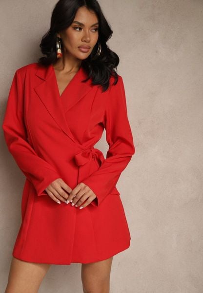Czerwona Sukienka Kopertowa Ozdobiona Imitacją Kieszeni Davirnas. Czerwone sukienki damskie Renee, bez wzorów, eleganckie, bez ramiączek. Za 89.99 zł.