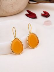 L'Atelier de Gaia Pozłacane kolczyki z tygrysim okiem rozmiar: onesize. Pomarańczowe kolczyki damskie L'Atelier de Gaia, pozłacane, z zapięciem typu bigiel. Za 85.95 zł.