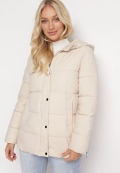 Jasnobeżowa Kurtka Pikowana z Nieodpinanym Kapturem i Suwakami na Dole Nornals. Brązowe kurtki damskie Born2be, na zimę, l, bez wzorów. Za 239.99 zł.