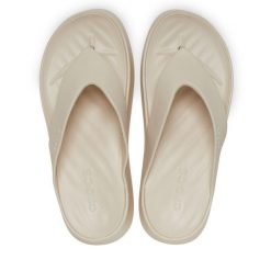 Japonki Crocs. Brązowe klapki damskie Crocs, bez wzorów, bez obcasa, bez zapięcia. Za 199.99 zł.