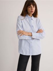 Bawełniana koszula - jasnoniebieski. Niebieskie koszule damskie Reserved, l, bez wzorów, z bawełny, bez kołnierzyka, bez ramiączek. W wyprzedaży za 59.99 zł.