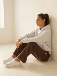 Spodnie dresowe wide leg z nadrukiem - brązowy. Brązowe spodnie sportowe damskie Sinsay, l, bez wzorów, z dresówki. Za 39.99 zł.