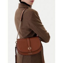 Torebka Guess. Brązowe torebki klasyczne damskie Guess, bez dodatków. Za 529.99 zł.