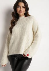 Beżowy Sweter z Wełną Ozdobiony Sercem Tinnasja. Brązowe swetry klasyczne damskie Born2be, z jeansu, bez kołnierzyka. Za 109.99 zł.