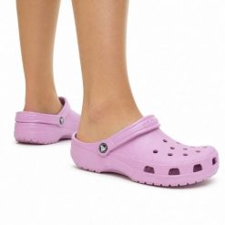Klapki chodaki damskie sportowe Crocs CLASSIC. Czerwone klapki damskie Crocs, bez wzorów, z materiału, bez obcasa, bez zapięcia. Za 159.00 zł.