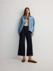 Jeansy wide leg z przeszyciami - granatowy. Niebieskie jeansy damskie Reserved. W wyprzedaży za 89.99 zł.