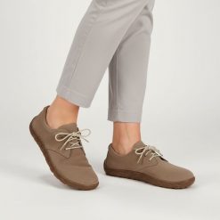 Półbuty damskie barefoot Armodo, cholewka ze skóry naturalnej o miękkiej matowej strukturze klasyczne sznurowanie zapewniające dobre dopasowanie oraz. Brązowe półbuty damskie Armodo, bez wzorów, ze skóry, bez obcasa, bez zapięcia. Za 339.00 zł.