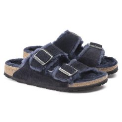 Klapki Birkenstock Arizona VL regular granatowe (1020592). Niebieskie klapki damskie Birkenstock, bez wzorów, z materiału, bez obcasa, bez zapięcia. Za 479.00 zł.