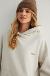 Bluza z kapturem i HAFTEM w kolorze IVORY- NORTH-UNI. Brązowe bluzy damskie Marsala, m, bez wzorów, z bawełny, z kapturem. Za 329.90 zł.