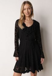 Czarna Koronkowa Sukienka z Cienkim Paskiem i Rozkloszowanymi Rękawami Jovaila. Czarne sukienki damskie Born2be, bez wzorów, z koronki, klasyczne, bez ramiączek. Za 169.99 zł.