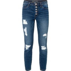 Krótsze dżinsy z ozdobnymi przetarciami. Niebieskie jeansy damskie bonprix, bez wzorów, z jeansu. Za 119.99 zł.