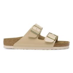 Klapki damskie BIRKENSTOCK Arizona BF Patent Sand. Brązowe klapki damskie Birkenstock, bez wzorów, bez obcasa, bez zapięcia. Za 329.99 zł.