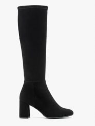 Czarne kozaki z elastyczną szeroką cholewką. Czarne kozaki damskie Ryłko, z nubiku, z okrągłym noskiem, bez obcasa, na obcasie, bez zapięcia. Za 499.99 zł.