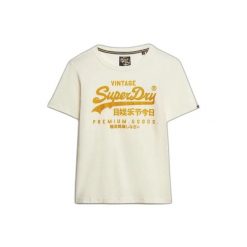 T-shirt z fantazyjnym logo dla kobiet Superdry Vintage. Białe t-shirty damskie Superdry, bez wzorów, bez kołnierzyka. Za 150.95 zł.