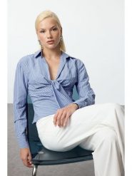 Trendyol Koszula w kolorze błękitnym rozmiar: 38. Niebieskie koszule damskie Trendyol, bez wzorów, bez kołnierzyka, bez ramiączek. Za 78.99 zł.