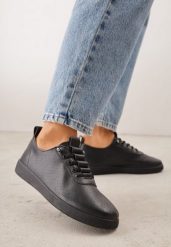 Czarne Wsuwane Tenisówki z Perforacją i Podeszwą z Bieżnikiem Illanya. Czarne obuwie sportowe damskie Born2be, z jeansu, bez zapięcia, tenisowe. Za 69.99 zł.