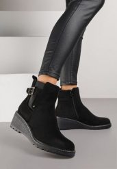 Czarne Botki na Koturnie Ozdobione Paskiem z Klamrą Apanella. Czarne botki damskie Born2be, z jeansu, eleganckie, bez obcasa, na koturnie, bez zapięcia. Za 149.99 zł.