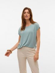 Vero Moda Koszulka w kolorze błękitnym rozmiar: L. Niebieskie bluzki damskie Vero Moda, l, bez wzorów, bez kołnierzyka, bez ramiączek. Za 65.69 zł.