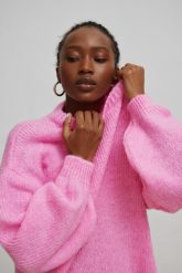Sweter oversize z bufiastym rękawem NEON PINK - RIVERO. Różowe golfy damskie Marsala, bez wzorów, z wełny, bez ramiączek. Za 249.90 zł.