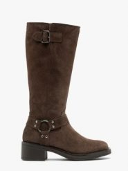 Brązowe kozaki biker boots ze skóry welurowej. Brązowe kozaki damskie Ryłko, ze skóry, bez obcasa, bez zapięcia. Za 629.99 zł.