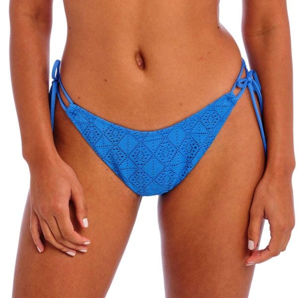 Damskie figi do kostiumu kąpielowego z rozcięciem Freya Nomad Nights. Niebieskie figi FREYA ACTIVE, bez wzorów. Za 179.50 zł.