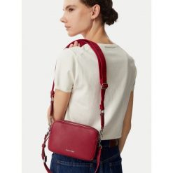 Torebka Calvin Klein. Czerwone listonoszki damskie Calvin Klein, bez wzorów, bez dodatków. Za 319.99 zł.