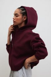 Bluza z kapturem zapinana na zamek w kolorze BURGUNDY - DESEO-M/L. Czerwone bluzy damskie Marsala, l, bez wzorów, z bawełny, z kapturem. Za 349.90 zł.