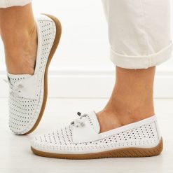 Białe ażuowe skórzane mokasyny damskie Vinceza 93217. Białe mokasyny damskie VINCEZA, na jesień, z jeansu, z okrągłym noskiem, bez obcasa. W wyprzedaży za 192.72 zł.