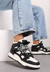 Biało-Czarne Płaskie Sneakersy za Kostkę Ozdobione Gwiazdą Saveline. Białe obuwie sportowe damskie Renee, z jeansu, za kostkę, bez zapięcia. Za 109.99 zł.