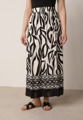 Czarna Wiskozowa Rozkloszowana Spódnica z Geometrycznym Motywem Lilysa. Czarne spódnice damskie Born2be, na co dzień, uniwersalny, bez wzorów, z wiskozy, eleganckie, maxi. Za 59.99 zł.