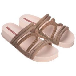 Klapki Ipanema Walk slide 27262 BG086 brązowe. Brązowe klapki damskie bez wzorów, z materiału, bez obcasa, bez zapięcia. W wyprzedaży za 158.83 zł.
