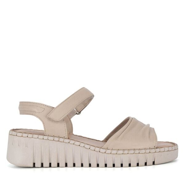 Sandały Lasocki. Brązowe sandały damskie Lasocki, bez wzorów, bez obcasa, na koturnie, bez zapięcia. Za 149.99 zł.